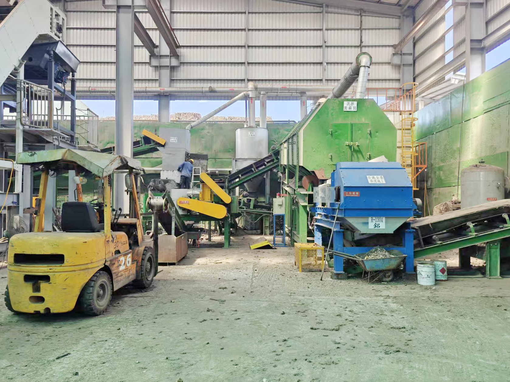 汽車內(nèi)飾撕碎機(jī)現(xiàn)場(chǎng)