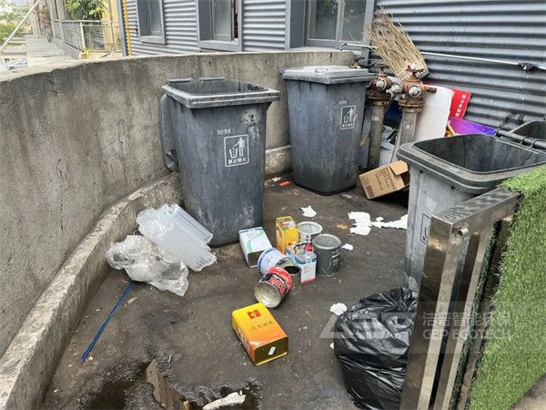 涉案企業(yè)把廢棄調(diào)漆罐混入生活垃圾中處理