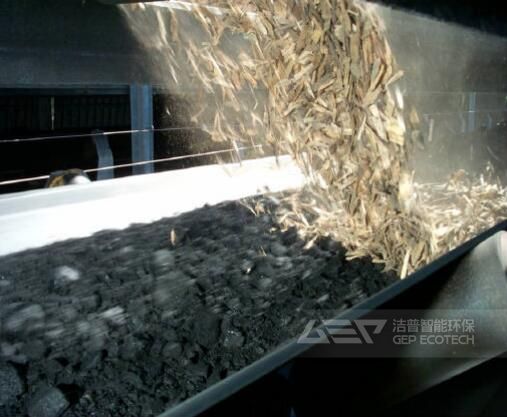 煤炭與木屑混合后進(jìn)入磨粉機(jī)