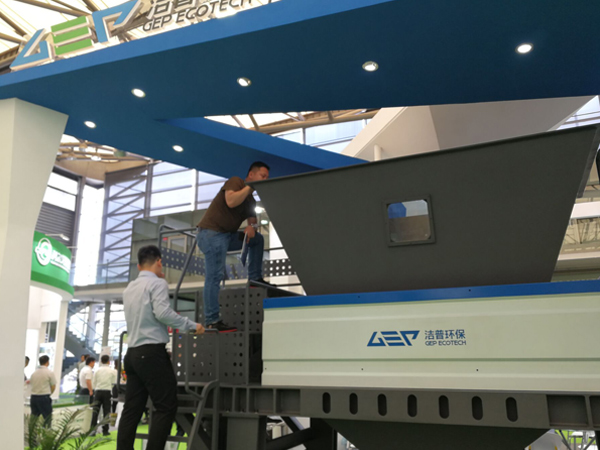 潔普環(huán)保展會觀眾參觀設備