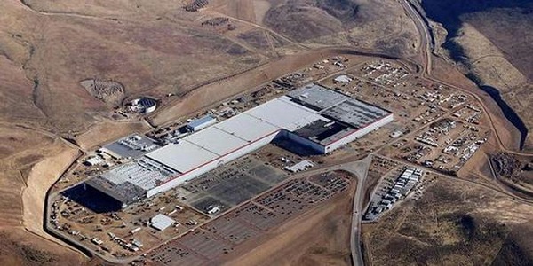 隨著工業(yè)固體廢物的增加，國家會(huì)增加固廢處理市場投資，同時(shí)，該行業(yè)的企業(yè)規(guī)模會(huì)逐漸變大，兼并收購增加。據(jù)國家環(huán)保局統(tǒng)計(jì)，全國累計(jì)堆積的工業(yè)固體廢物已達(dá)到66億噸，占地約5.5萬傾。有些大型企業(yè)雖然建起了填埋場，但由于沒有采取嚴(yán)格的防滲措施和缺乏科學(xué)的管理，仍存在污染地下水的情況。此外，每年還有超過2000萬噸的工業(yè)固體廢物排入環(huán)境，其中約有1/3直接排入天然水體，成為地表水和地下水的重要污染源之一。據(jù)不完全統(tǒng)計(jì)，全國每年由固體廢物造成的環(huán)境污染事故約100起左右，由此造成的環(huán)境糾紛也時(shí)有發(fā)生。 工業(yè)固體廢物按危害狀況可分為一般工業(yè)固體廢物和危險(xiǎn)廢物。危險(xiǎn)廢物指易燃、易爆, 具腐蝕性、傳染性、放射性有毒有害廢物, 除固態(tài)廢物外, 半固態(tài)、液態(tài)危險(xiǎn)廢物在環(huán)境管理中通常也劃入危險(xiǎn)廢物一類進(jìn)行管理。工業(yè)廢物消極堆存不僅占用大量土地，造成人力物力的浪費(fèi)，而且許多工業(yè)廢渣含有易溶于水的物質(zhì)，通過淋溶污染土壤和水體。粉狀的工業(yè)廢物，隨風(fēng)飛揚(yáng)，污染大氣，有的還散發(fā)臭氣和毒氣。有的廢物甚至淤塞河道，污染水系，影響生物生長，危害人身健康。總的來說, 工業(yè)固體廢物會(huì)造成土壤、水體和空氣的污染, 而其中的危險(xiǎn)廢棄物可以對(duì)大類造成極人的危害, 因此, 必須采取措施, 進(jìn)行合理的管理與處理。 我國在近年來對(duì)固體廢物的管理越來越重視，對(duì)固體廢物的再生利用得到了較大的發(fā)展。在20世紀(jì)90年代之前，工業(yè)固體廢物的綜合利用率不足30%，進(jìn)入20世紀(jì)90年代后，工業(yè)固體廢物的綜合利用率在逐年提高，到20世紀(jì)末期，我國工業(yè)固體廢物的綜合利用率已經(jīng)超過了50%，同時(shí)，歷年堆存的工業(yè)固體廢物量開始呈現(xiàn)逐年降低的趨勢(shì)，雖然歷年堆積量的降低率還不足1%，但已遏制住工業(yè)固體廢物堆積量逐年增加的趨勢(shì)。 工業(yè)固廢處理領(lǐng)域也有較大發(fā)展空間。若能達(dá)成《大宗工業(yè)固體廢棄物綜合利用發(fā)展”十二五”規(guī)劃》，則到2015年全國工業(yè)固廢市場產(chǎn)值將達(dá)到5000億元，預(yù)計(jì)2017年我國工業(yè)固廢處理市場年產(chǎn)值將突破6000億元。研究發(fā)現(xiàn)新的工業(yè)固廢處理技術(shù)，解決目前工業(yè)生、生產(chǎn)所面臨的環(huán)境問題，是保護(hù)環(huán)境迫切需要解決的問題。當(dāng)下固廢管理日漸趨嚴(yán)，為進(jìn)一步提高工業(yè)固體廢物的處置效率，潔普環(huán)保致力于研發(fā)高精尖的垃圾破碎機(jī)技術(shù)，專業(yè)制造工業(yè)固廢破碎設(shè)備。設(shè)備質(zhì)量堅(jiān)固、設(shè)計(jì)完美、性能優(yōu)越。在作業(yè)過程中，該設(shè)備高效、環(huán)保又經(jīng)濟(jì)，深受世界范圍客戶信賴。 潔普環(huán)保智能工業(yè)固廢破碎設(shè)備特點(diǎn)： 1整體式刀箱堅(jiān)固耐磨，延長設(shè)備使用壽命，節(jié)約了維護(hù)成本； 2. 定刀可獨(dú)立拆卸，極大減少了工人工作量，提高了生產(chǎn)連續(xù)性； 3. 進(jìn)口軸承耐負(fù)荷高、壽命長，防塵防水防污，保障了機(jī)器連續(xù)穩(wěn)定運(yùn)行； 4.動(dòng)刀采用歐洲進(jìn)口材料制造，經(jīng)過熱處理，使用壽命長； 5. 采用西門子PLC觸摸屏控制柜，配置精致電氣元器件，穩(wěn)定性好，易操作； 6. GEP智能化專利技術(shù)，實(shí)現(xiàn)自動(dòng)潤滑、智能監(jiān)測、異常報(bào)警，遇不可破碎物自動(dòng)反轉(zhuǎn)等功能。 數(shù)量龐大、種類繁多、成分復(fù)雜、處理較困難等特點(diǎn)，我國工業(yè)固廢綜合利用產(chǎn)業(yè)與發(fā)達(dá)國家相比，工業(yè)固廢綜合利用行業(yè)整體效益差，普遍存在重發(fā)展輕質(zhì)量、要政策不講效益問題，在很大程度上制約了工業(yè)固廢綜合利用產(chǎn)業(yè)的持續(xù)健康發(fā)展。今年5月份，又有一波新政助力。工業(yè)和信息化部發(fā)布了《工業(yè)固體廢物資源綜合利用評(píng)價(jià)管理暫行辦法》和《國家工業(yè)固體廢物資源綜合利用產(chǎn)品目錄》，旨在建立科學(xué)規(guī)范的工業(yè)固體廢物資源綜合利用評(píng)價(jià)制度，通過關(guān)鍵共性技術(shù)的研發(fā)、應(yīng)用和推廣，推動(dòng)工業(yè)固體廢物資源綜合利用，實(shí)現(xiàn)產(chǎn)業(yè)規(guī)模化、高值化、集約化發(fā)展。除去政策上的不斷完善，在執(zhí)行層面，我國工業(yè)固廢資源化道路也在大步向前。今年以來，黨中央國務(wù)院高度重視固體廢物管理工作，啟動(dòng)了固體廢物污染環(huán)境法的修訂和執(zhí)法檢查相關(guān)工作，并在長江經(jīng)濟(jì)帶等重點(diǎn)地區(qū)開展固體廢物大排查，嚴(yán)格固體廢物全過程的管理。另外，各類污染防治攻堅(jiān)戰(zhàn)的打響，為我國工業(yè)固廢的資源化利用，尤其是高質(zhì)量發(fā)展提供了難得的機(jī)遇。