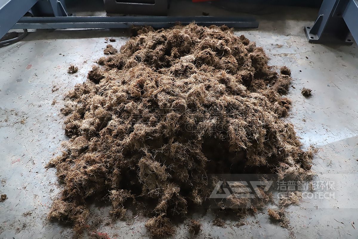 撕碎后的棕櫚廢料