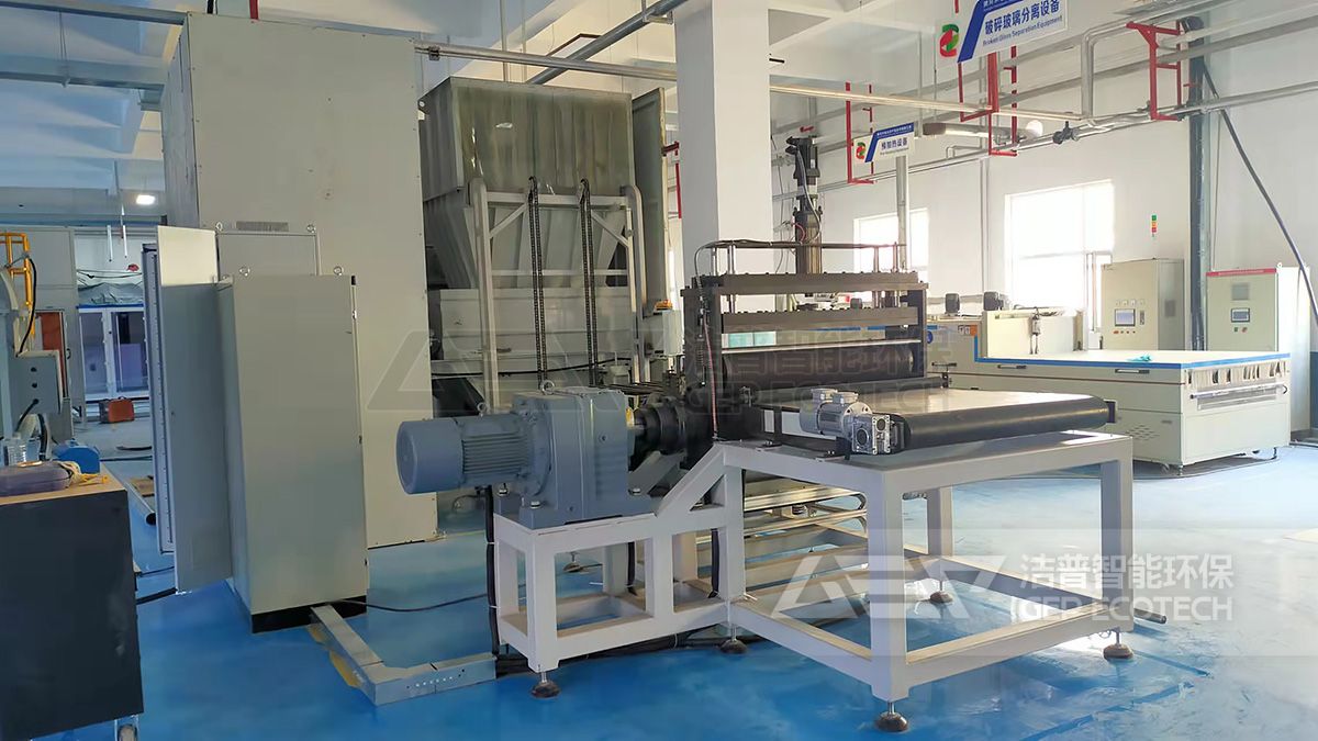 光伏回收現(xiàn)場(chǎng)