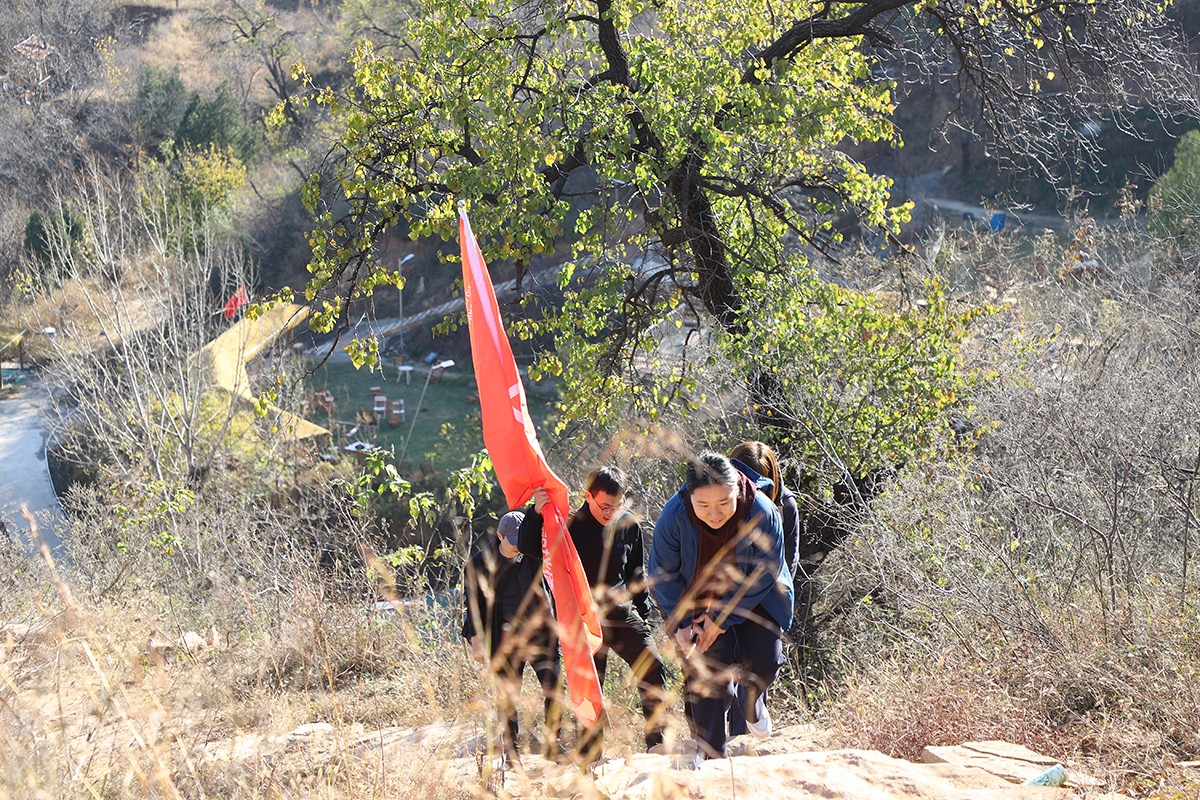 秋日?qǐng)F(tuán)建