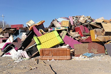 舊沙發(fā)床墊